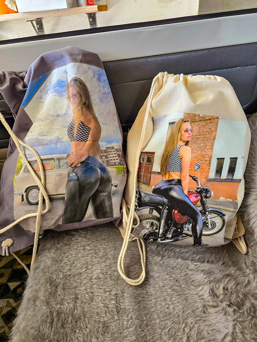 Unser neuer BackPack „Emmi“ bringt DDR-Kult und Stil zusammen – perfekt als Kulturbeutel oder leichter Turnbeutel. Wähle aus drei ikonischen Emmi-Motiven: mit Trabant, Simson oder Wolga – und trage Ostalgie überall mit Dir!