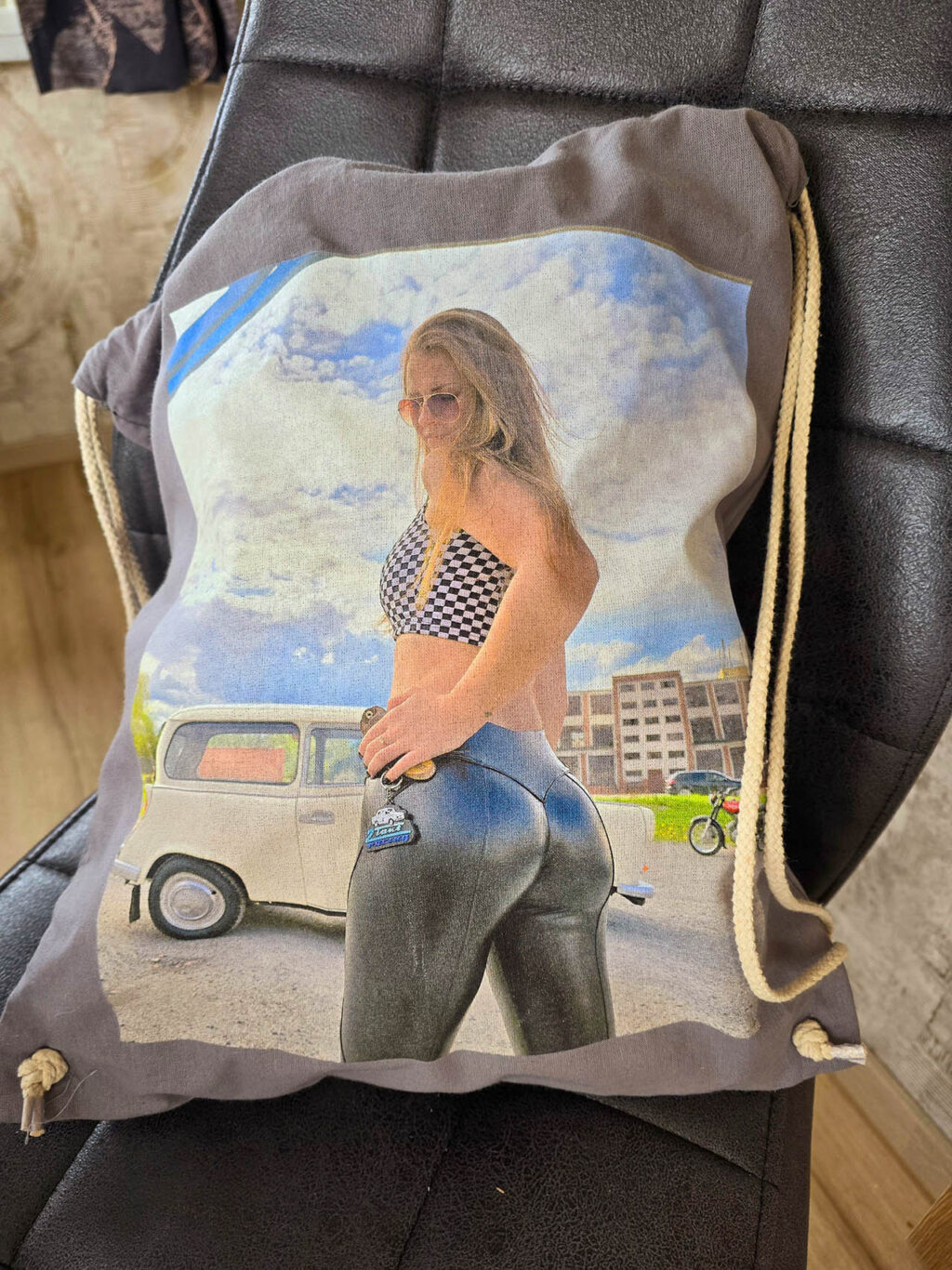 Stylischer Baumwoll-BackPack mit Kultmotiv "Emmi" von Trabantkultur – wähle aus 3 Motiven & 2 Farben. Jetzt im Onlineshop entdecken!