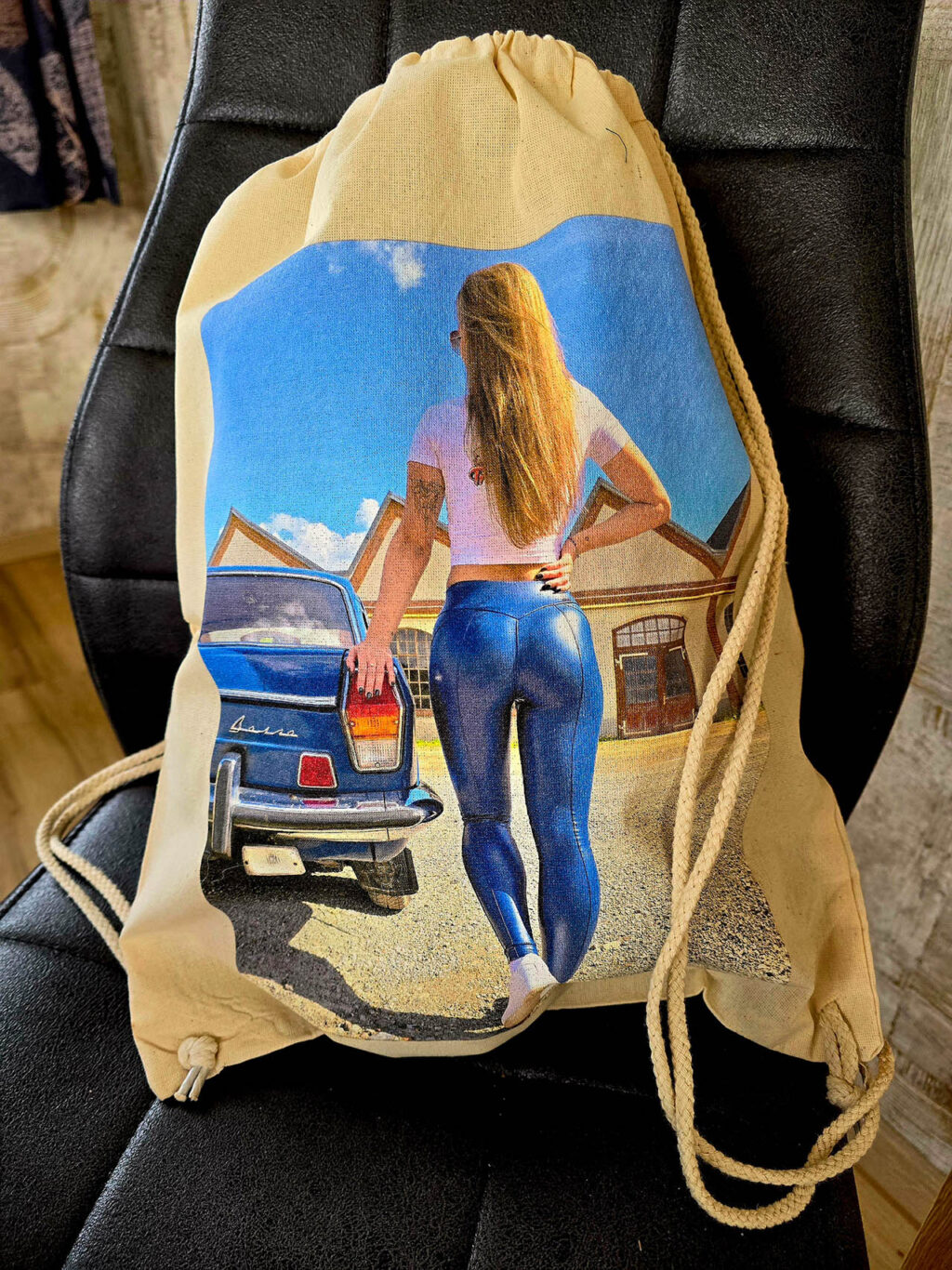 Stylischer Baumwoll-BackPack mit Kultmotiv "Emmi" von Trabantkultur – wähle aus 3 Motiven & 2 Farben. Jetzt im Onlineshop entdecken!