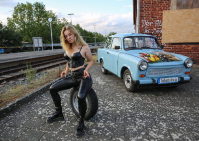 Trabantkalender 2027. Marie das neue Gesicht einer modernen Trabant‑Ästhetik.