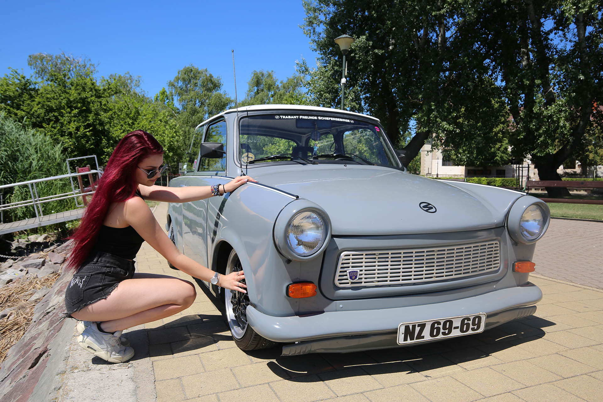 International wird es mit Virag, einem ungarischen Model, das am Balaton fotografiert wurde. International wird es mit Virag, einem ungarischen Model, das am Balaton fotografiert wurde.